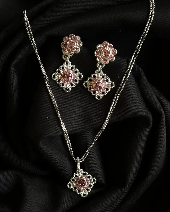 Halskette mit Trachtenanhänger // Rosa