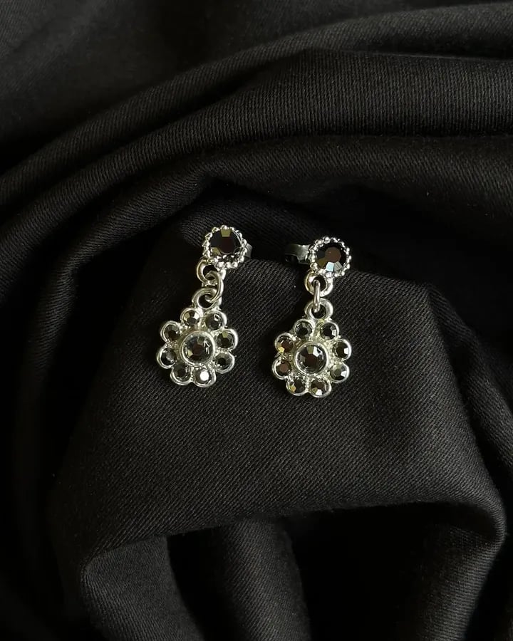 Ohrringe mit Blumenanhänger / Hämatit