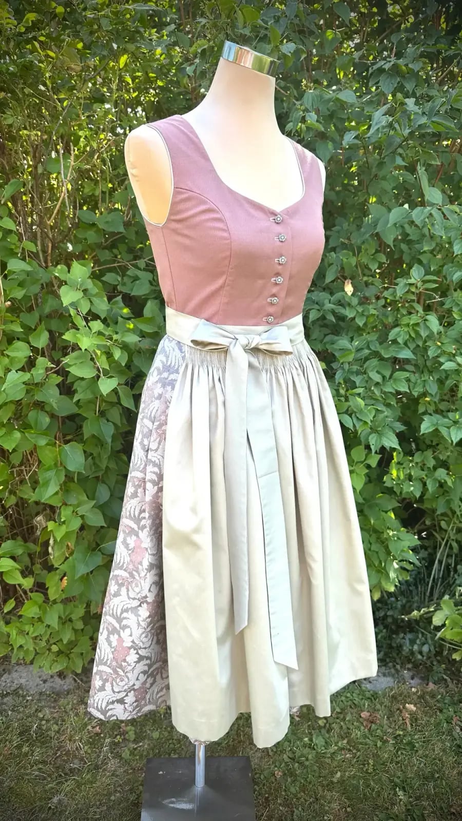 Maßgefertigtes Dirndl bzw. Trachtenkleid, Arbeit 18 von 60