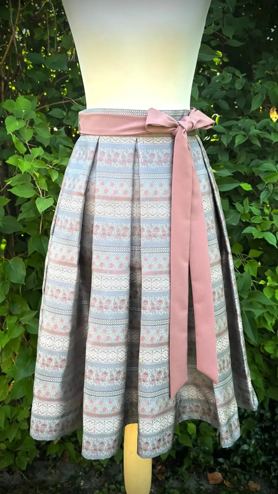 Maßgefertigtes Dirndl bzw. Trachtenkleid, Arbeit 19 von 60