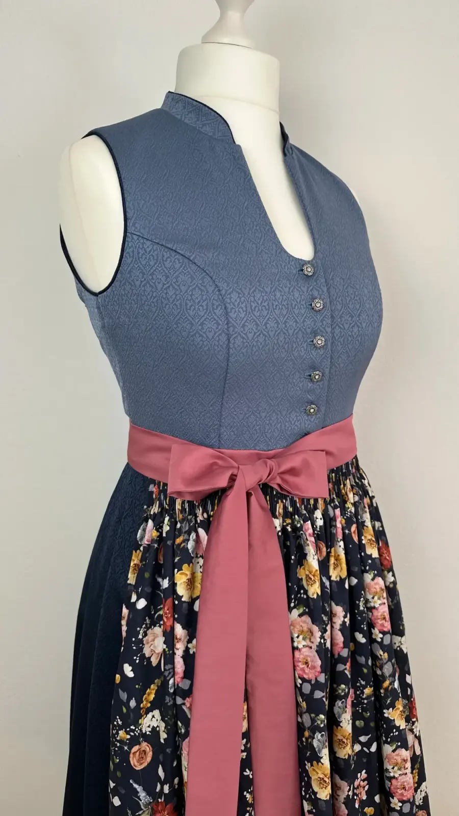 Maßgefertigtes Dirndl bzw. Trachtenkleid, Arbeit 25 von 60
