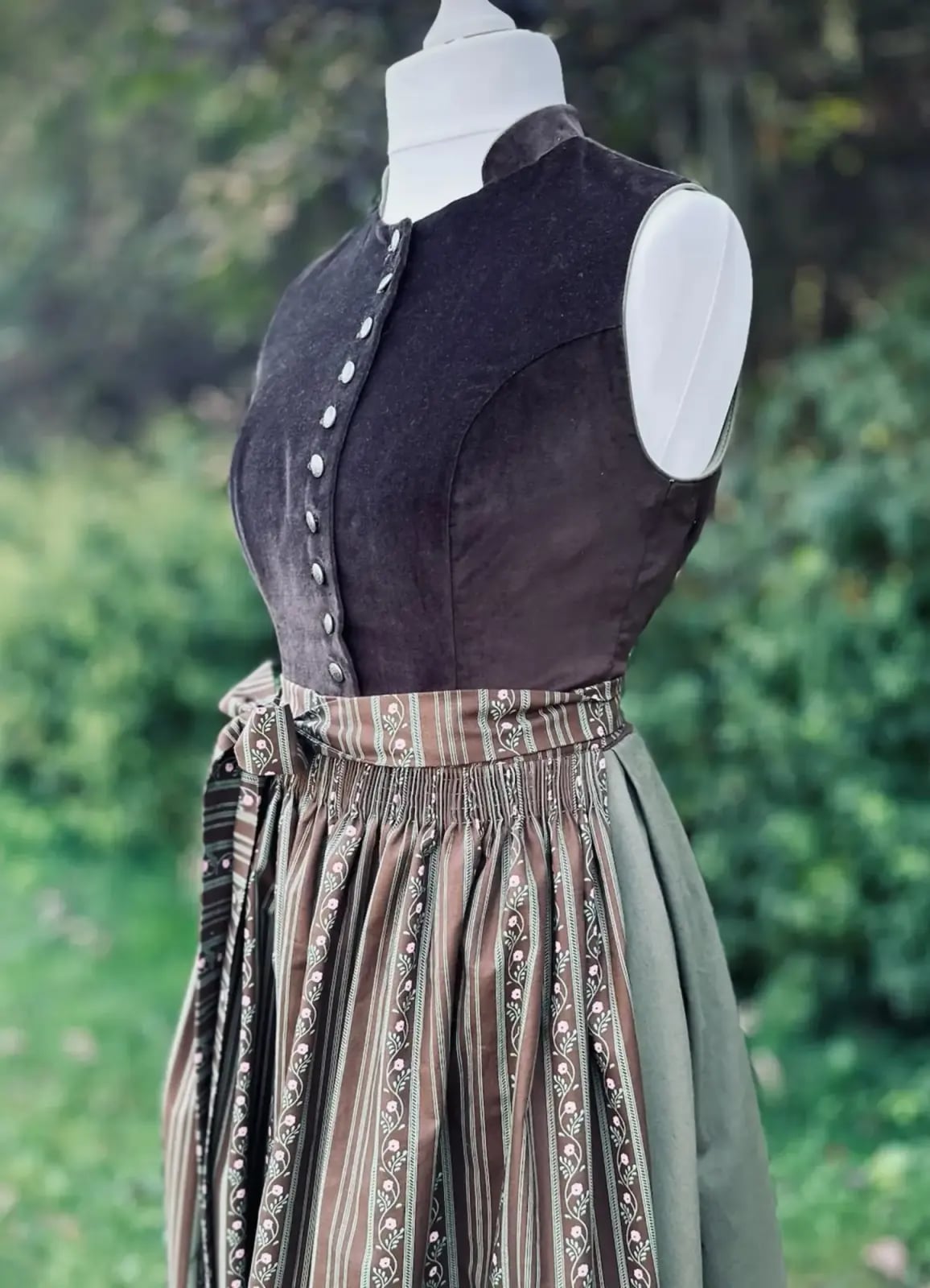 Maßgefertigtes Dirndl bzw. Trachtenkleid, Arbeit 36 von 60