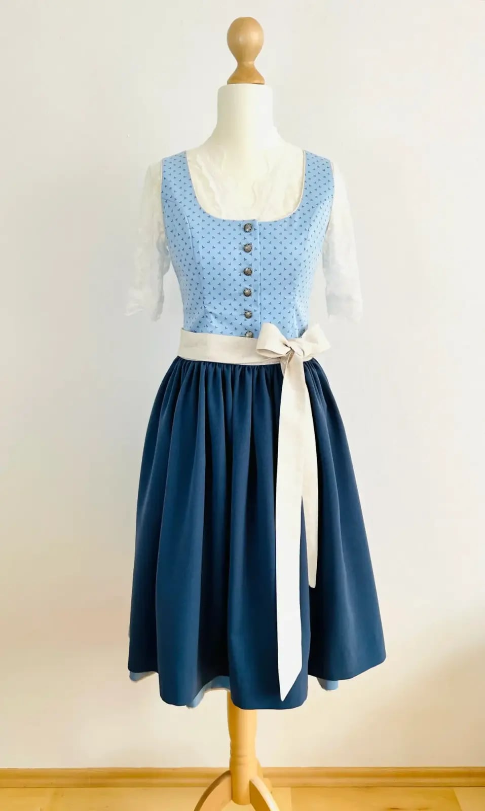 Maßgefertigtes Dirndl bzw. Trachtenkleid, Arbeit 44 von 60