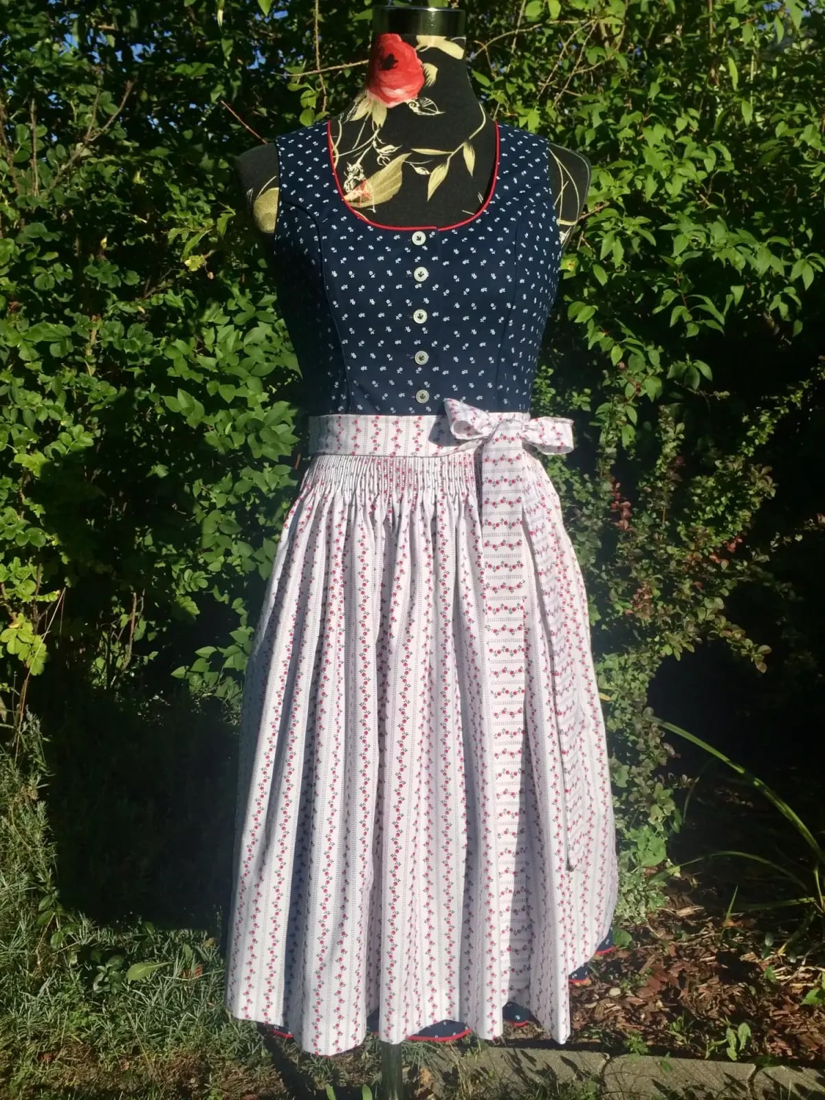 Maßgefertigtes Dirndl bzw. Trachtenkleid, Arbeit 46 von 60