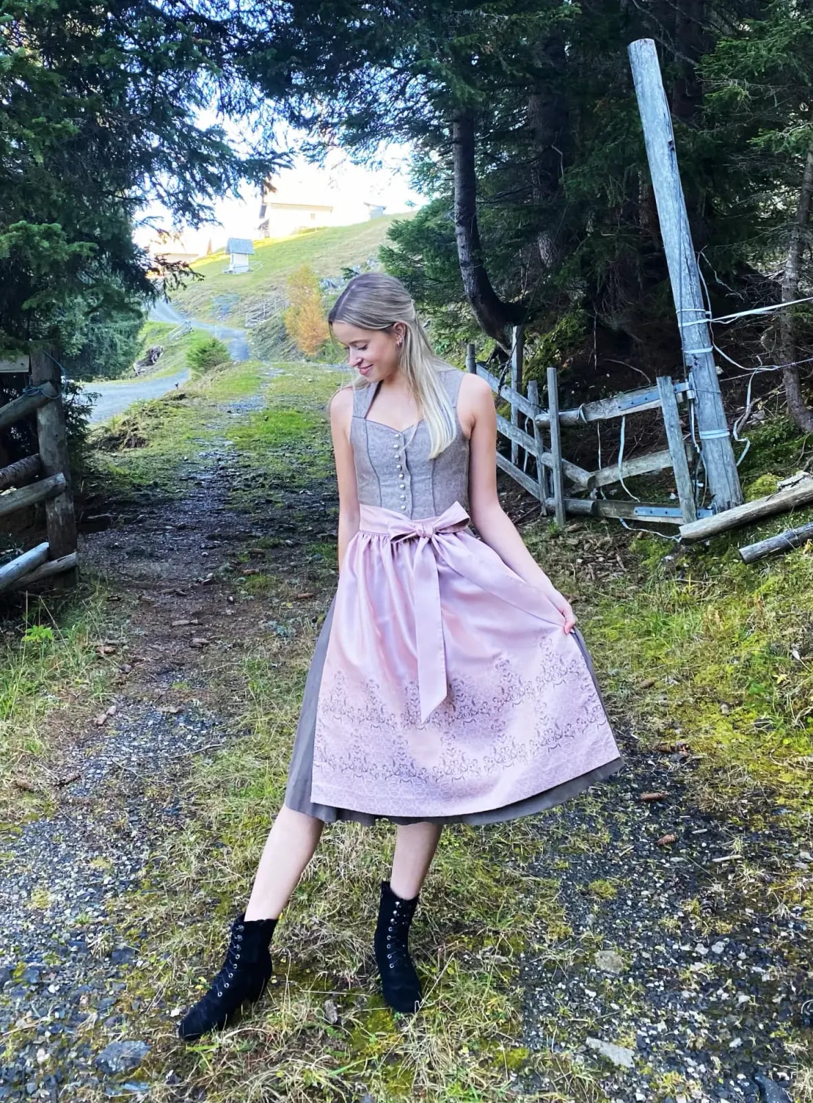 Maßgefertigtes Dirndl bzw. Trachtenkleid, Arbeit 49 von 60