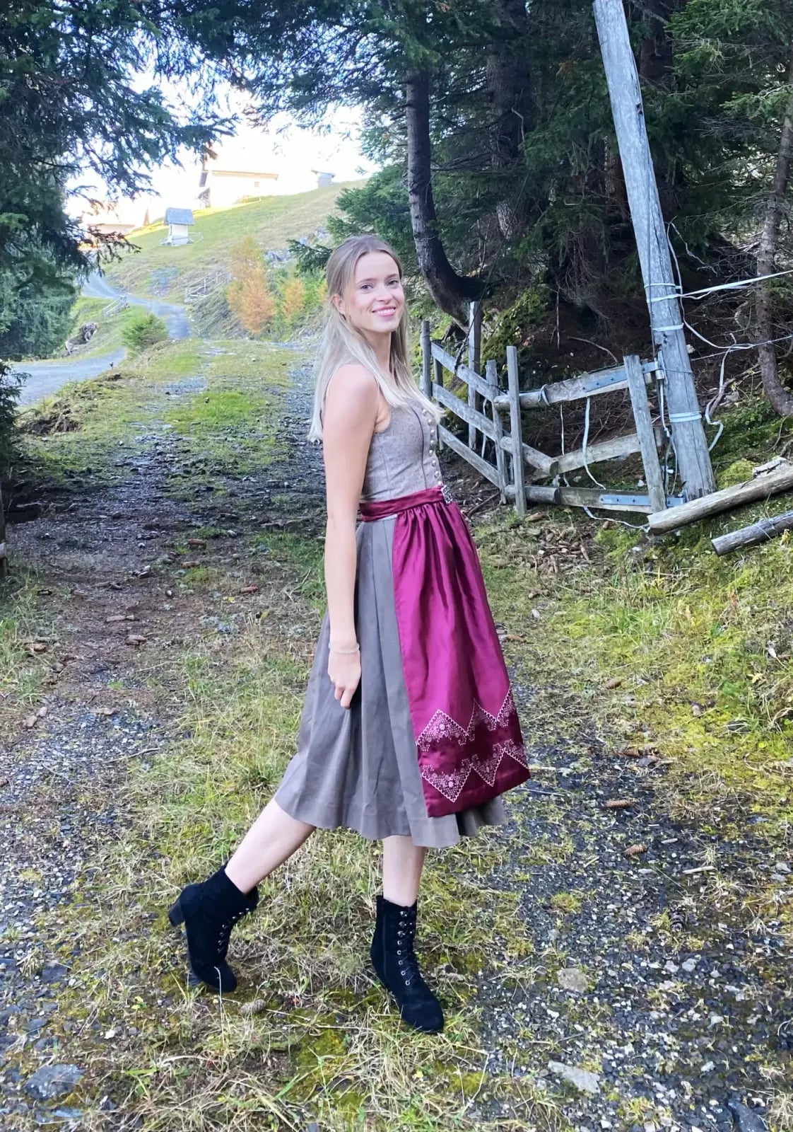 Maßgefertigtes Dirndl bzw. Trachtenkleid, Arbeit 50 von 60