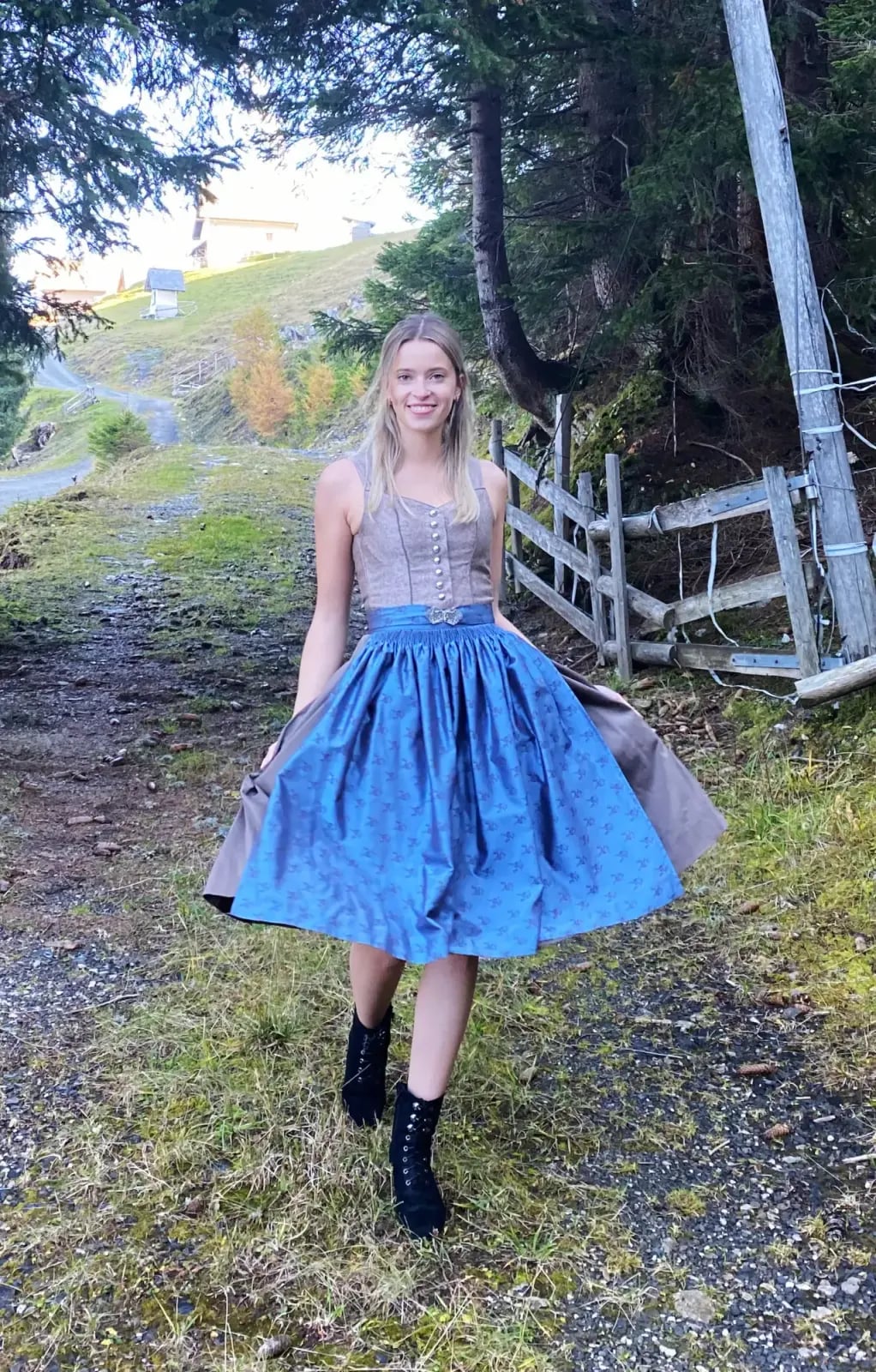 Maßgefertigtes Dirndl bzw. Trachtenkleid, Arbeit 51 von 60