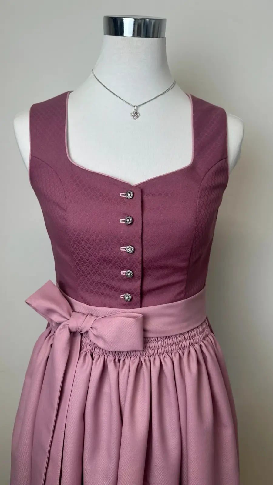 Maßgefertigtes Dirndl bzw. Trachtenkleid, Arbeit 59 von 60