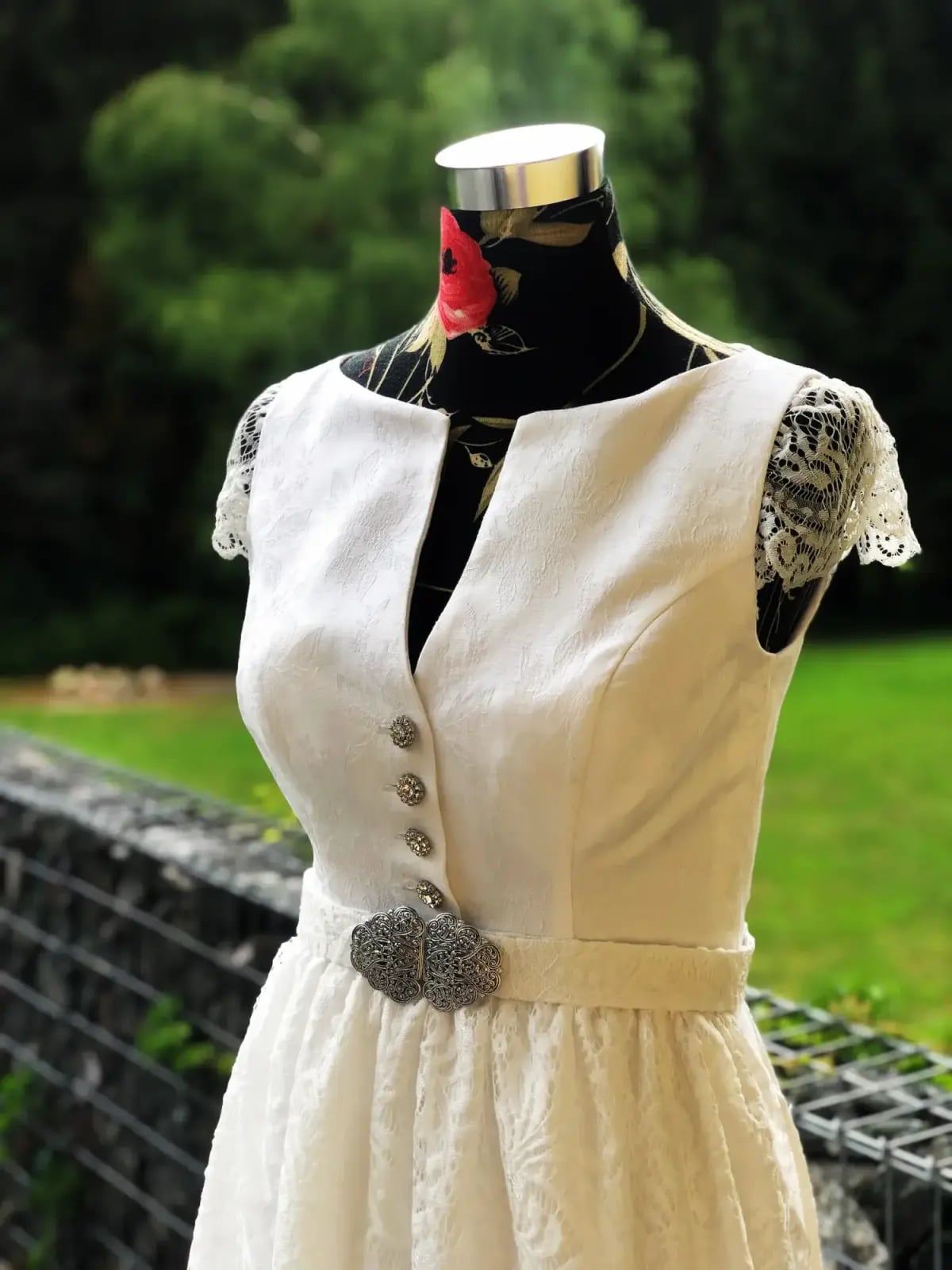 Brautdirndl bzw. Hochzeitstracht nach Maß, Arbeit 4 von 5