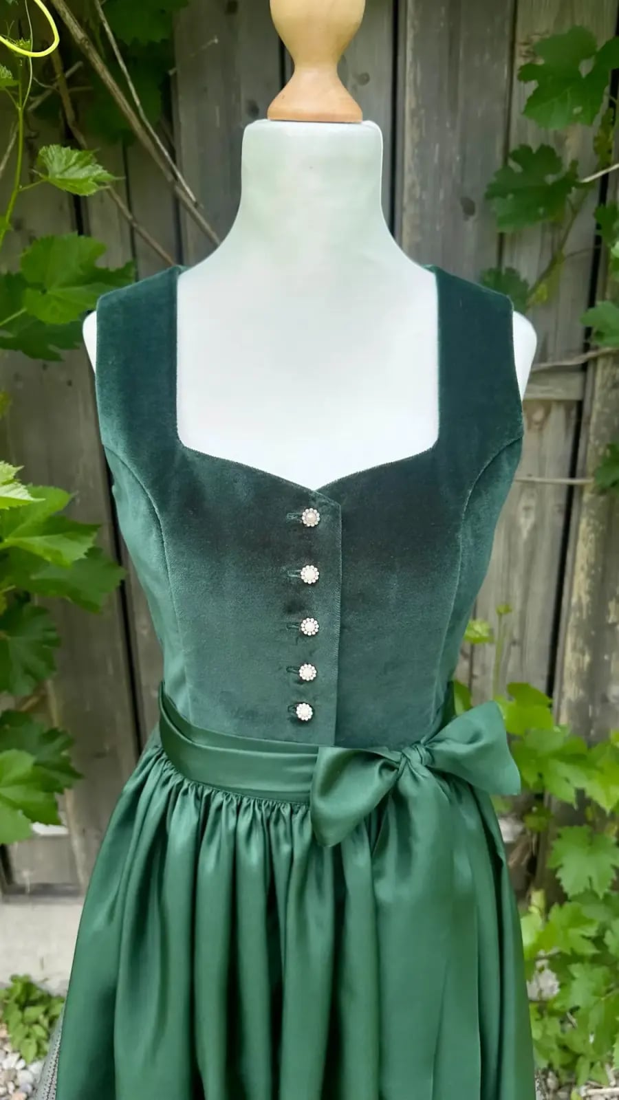 Maßgefertigtes grünes Samtdirndl auf einer Schneiderpuppe
