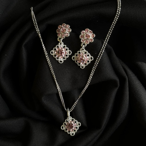 Halskette mit Trachtenanhänger // Rosa